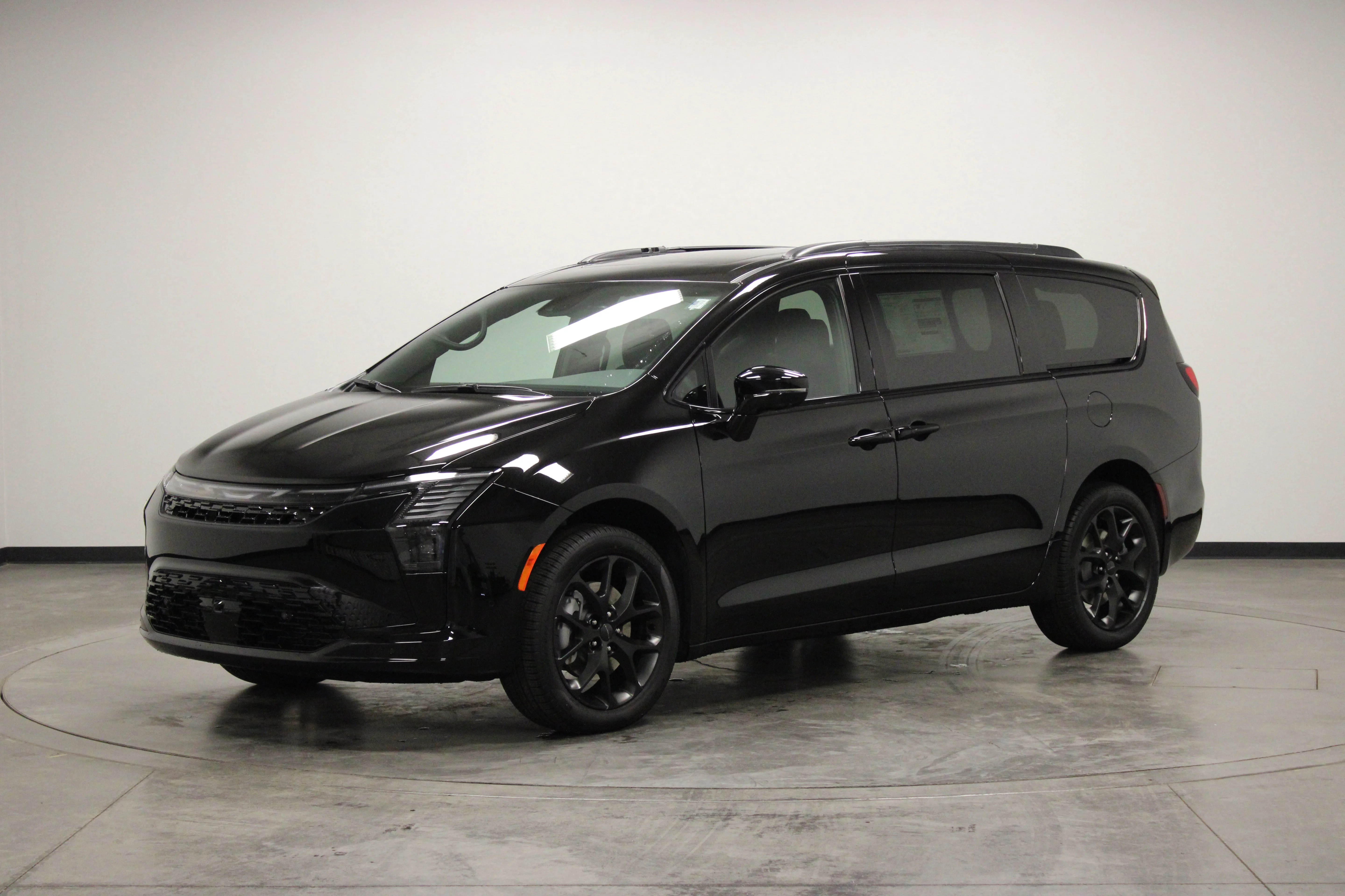 New 2027 Diamond Black Crystal Pearl-Coat Exterior Paint Chrysler Limited image 4