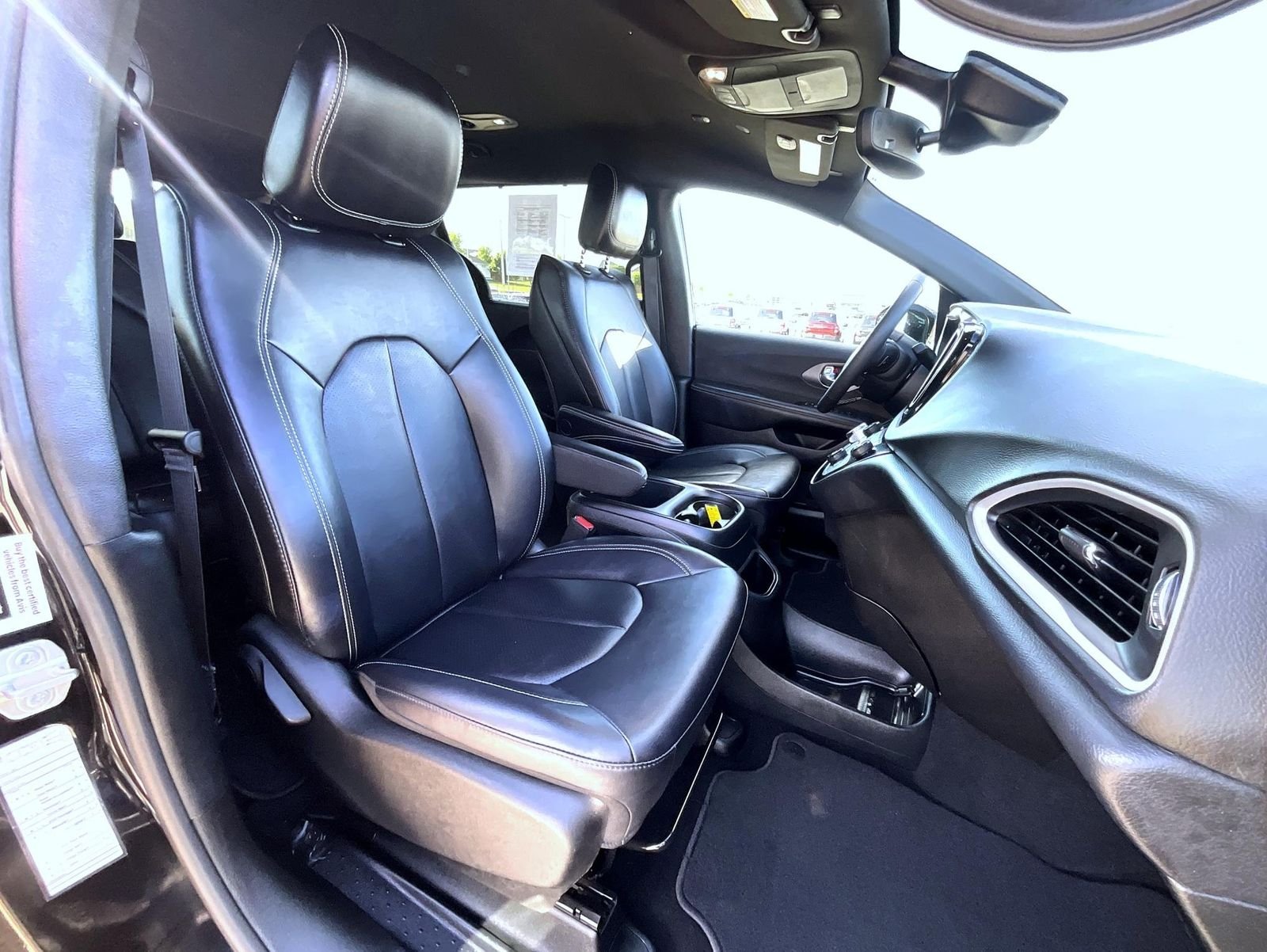 Used 2025 Diamond Black Chrysler Select image 16