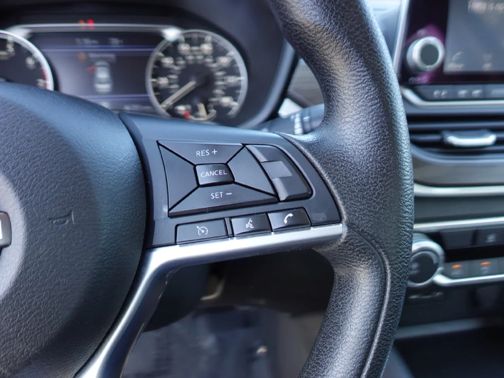 Used 2025 Super Black Clearcoat Nissan 2.5 SV image 14