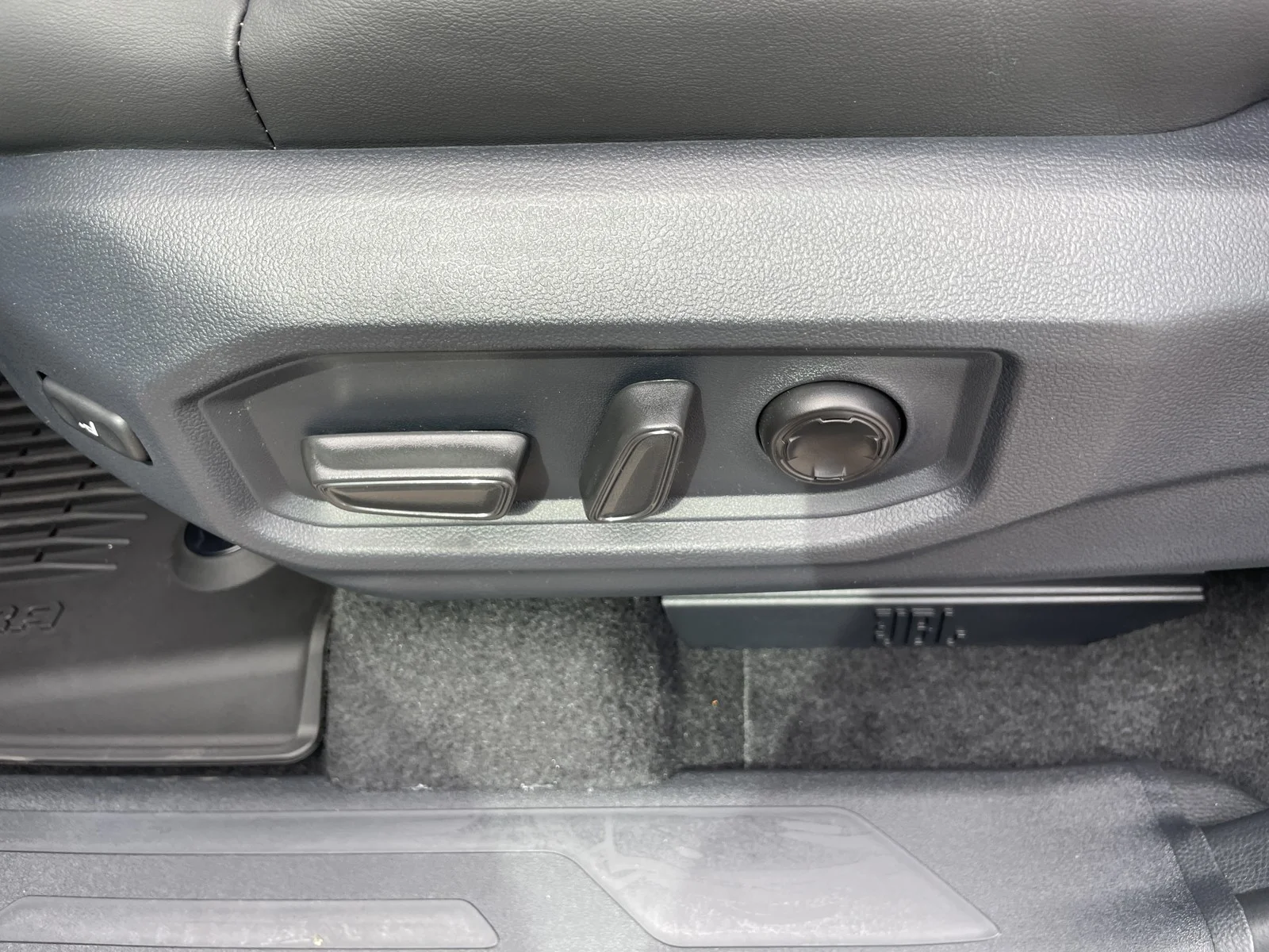 New 2026 Wind Chill Pearl Toyota Platinum image 18