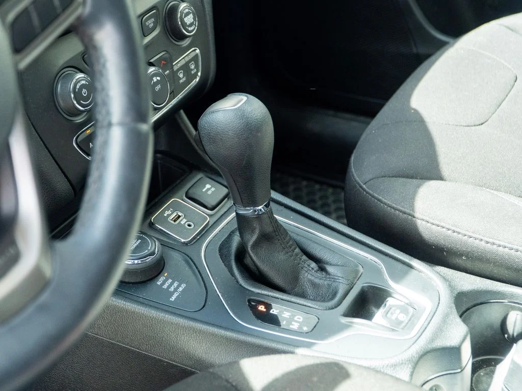 Used 2019 Blue Jeep Latitude image 27