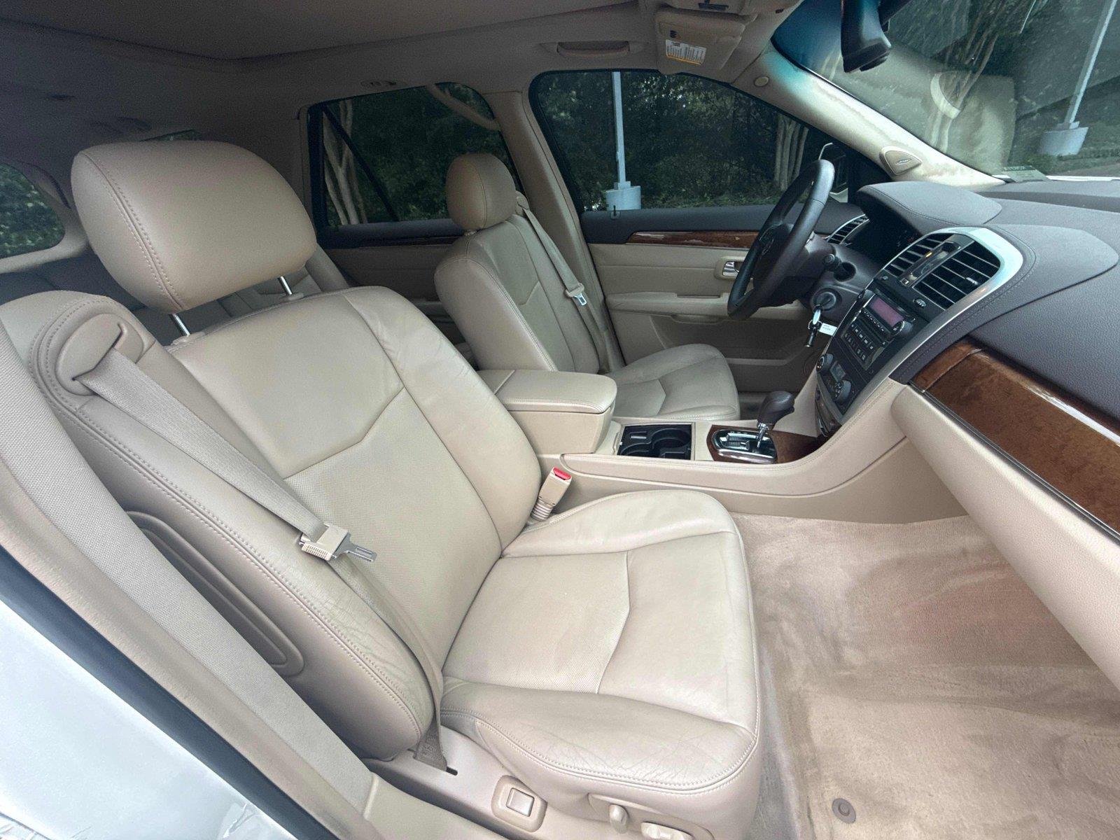 Used 2009 White Diamond Tricoat Cadillac AWD image 25