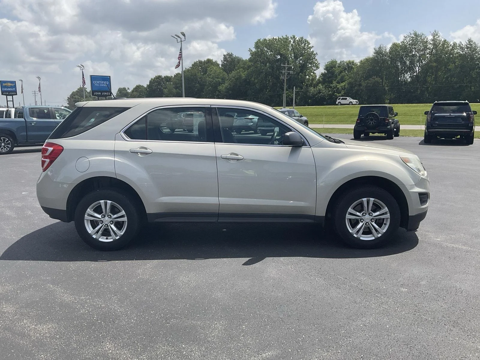 Used 2016 Champagne Silver Metallic Chevrolet LS image 5