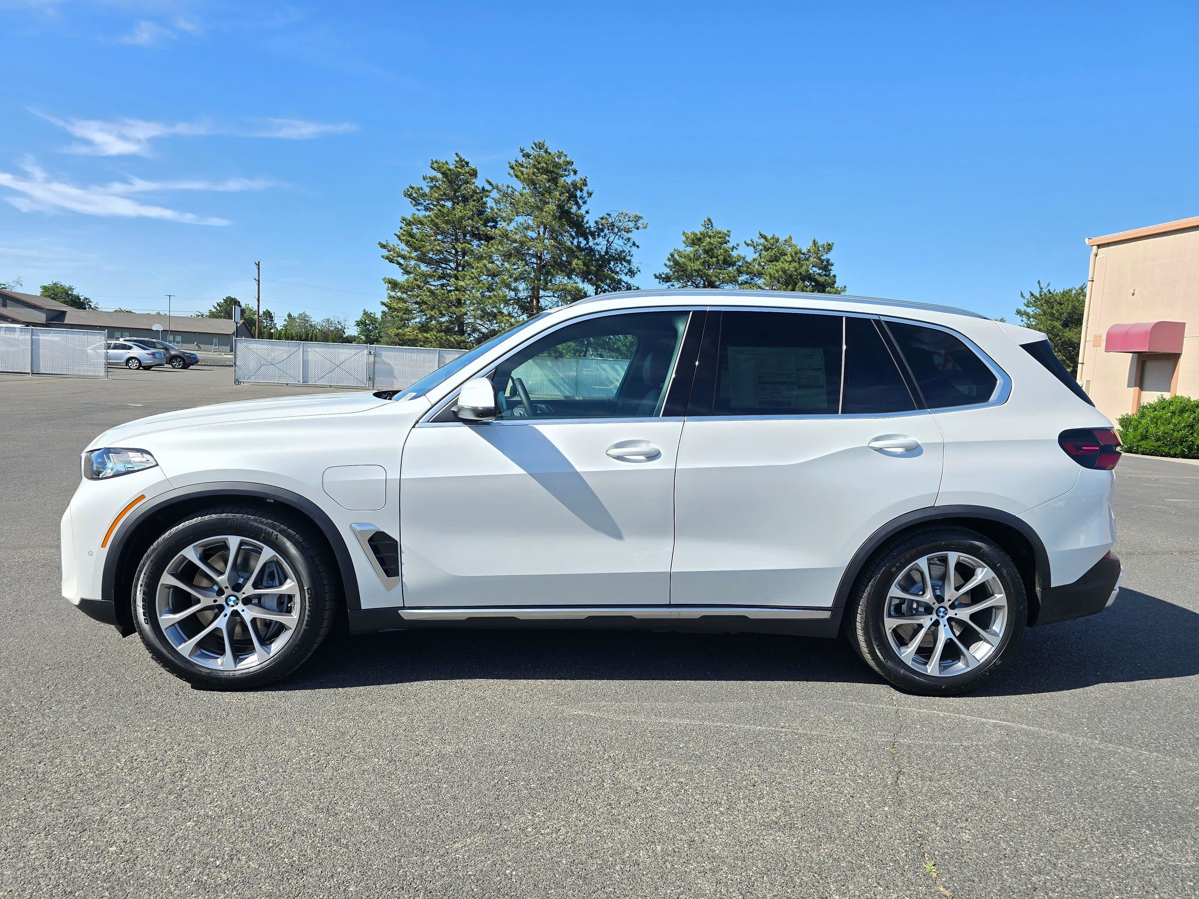 New 2026 Mineral White Metallic BMW xDrive50e image 3