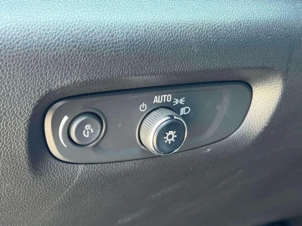 Used 2023 Northsky Blue Metallic Chevrolet AWD LT Cloth image 23