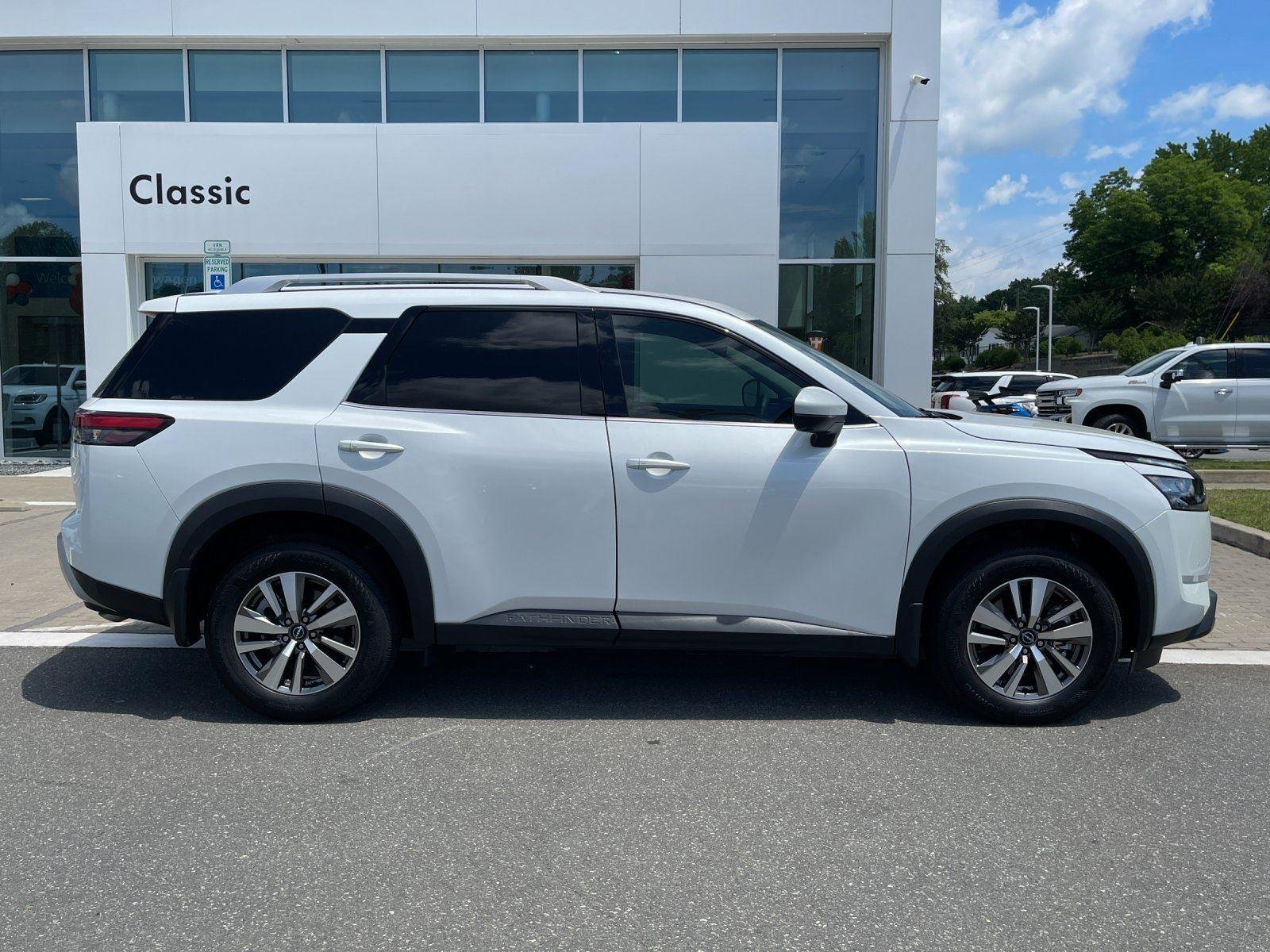 Used 2025 Everest White Pearl Tricoat Nissan SL image 6