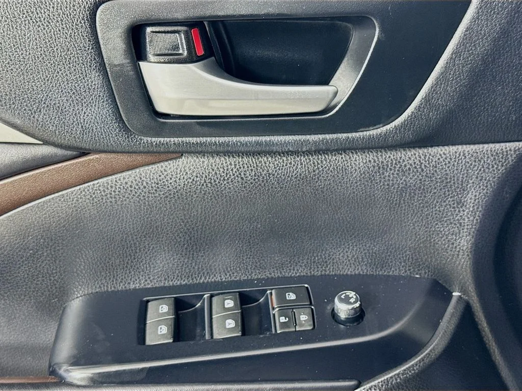 Used 2018 Gray Toyota XLE image 21