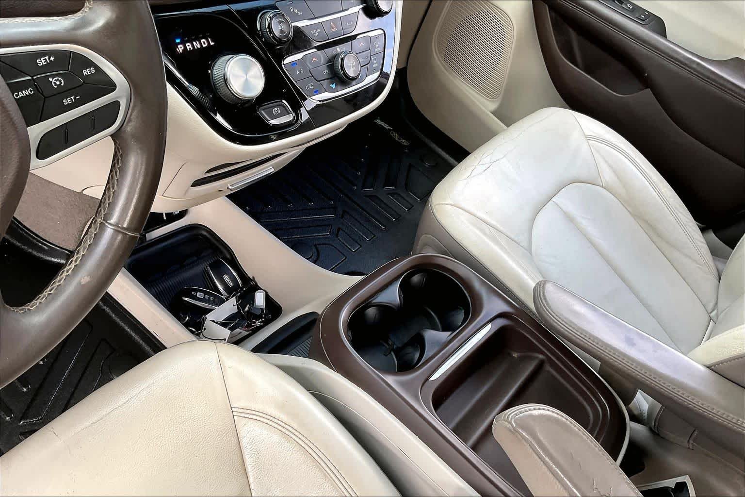 Used 2017 Velvet Red Pearlcoat Chrysler Touring-L image 15