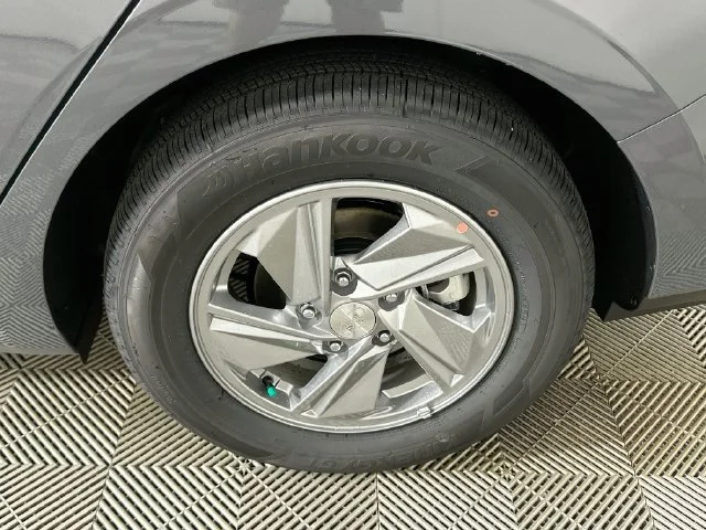 New 2026 Hyundai ELANTRA SE