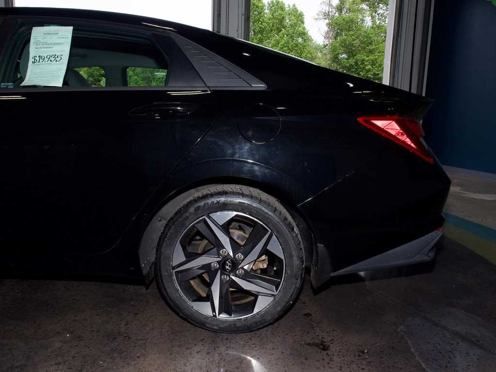Used 2023 Black Hyundai SEL image 10
