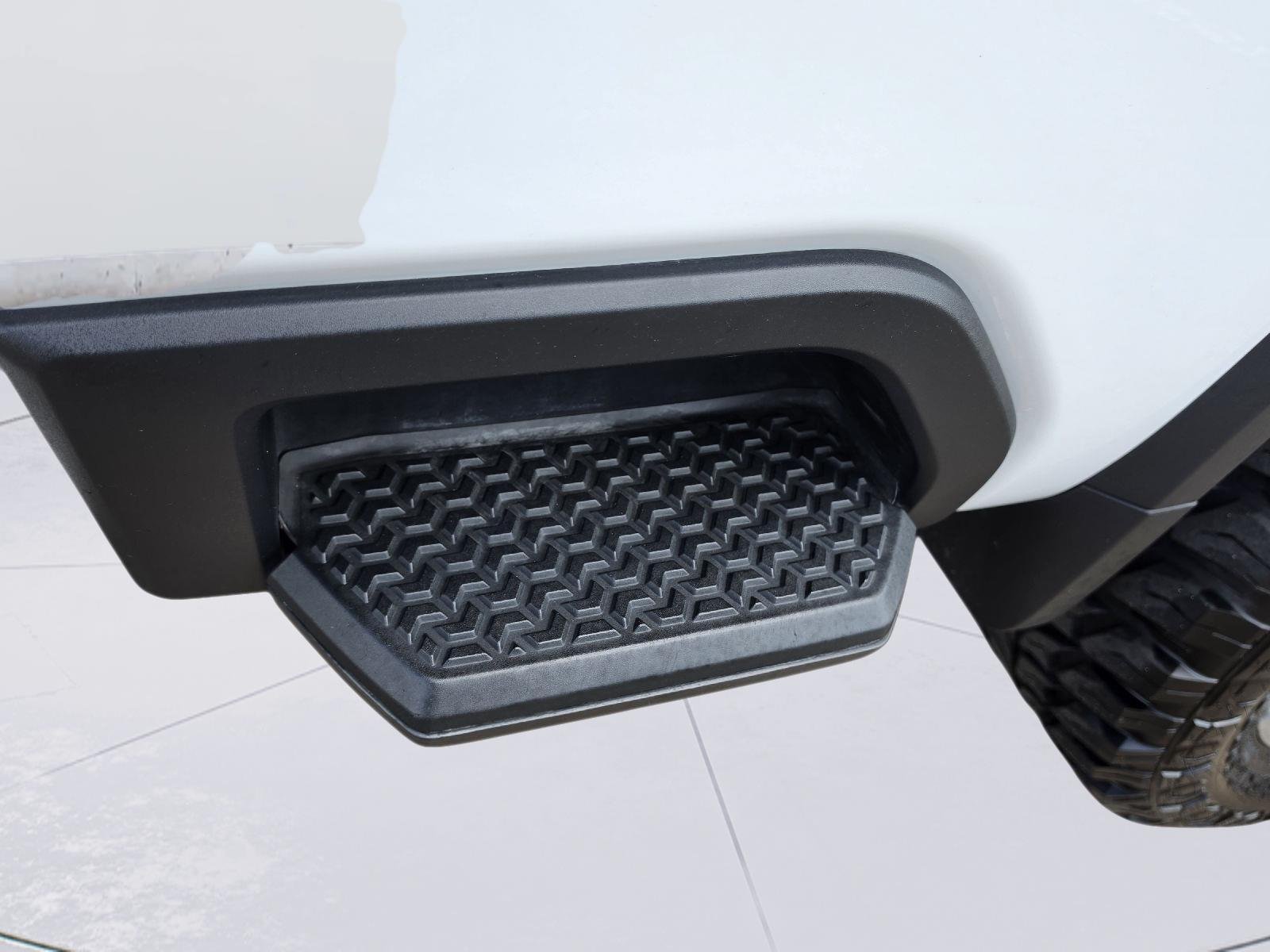 Used 2024 Summit White Chevrolet Custom image 27