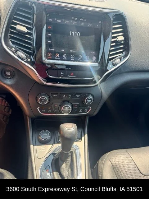 Used 2019 Silver Jeep Limited image 17