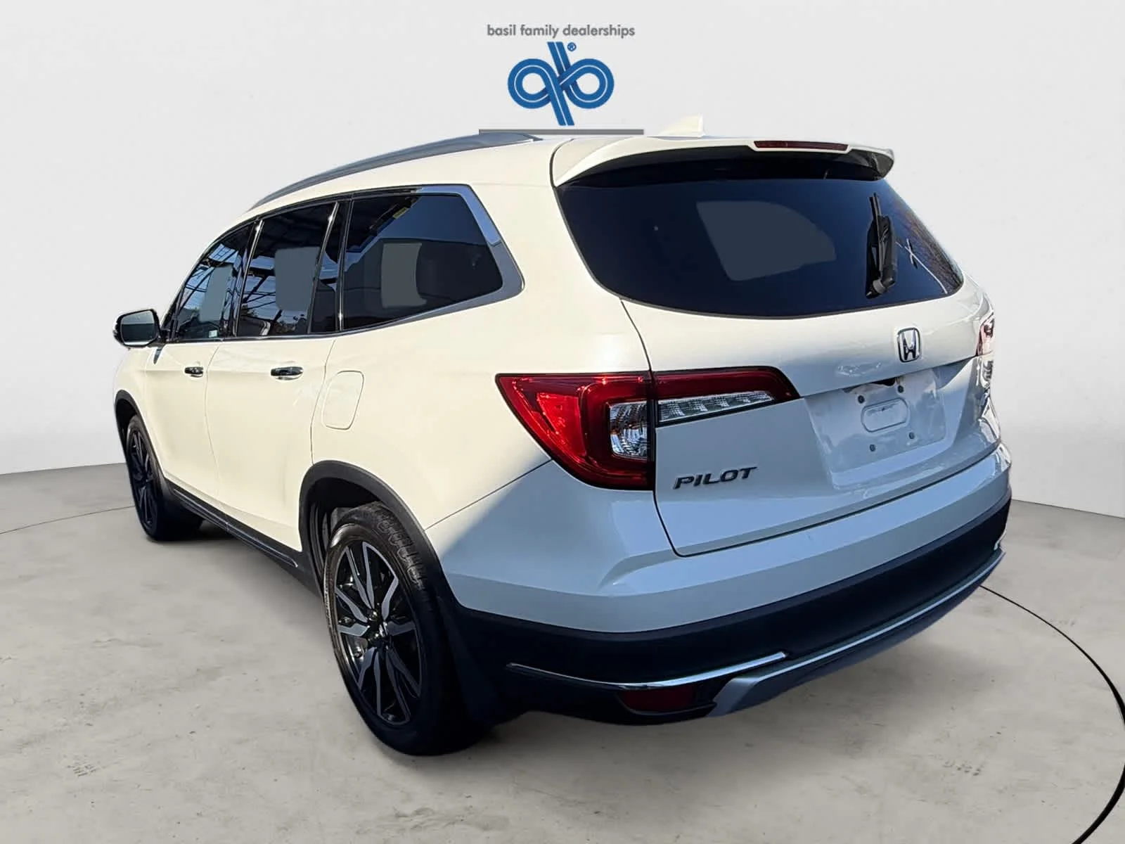 Used 2019 White Diamond Pearl Honda Touring 7-Passenger image 5
