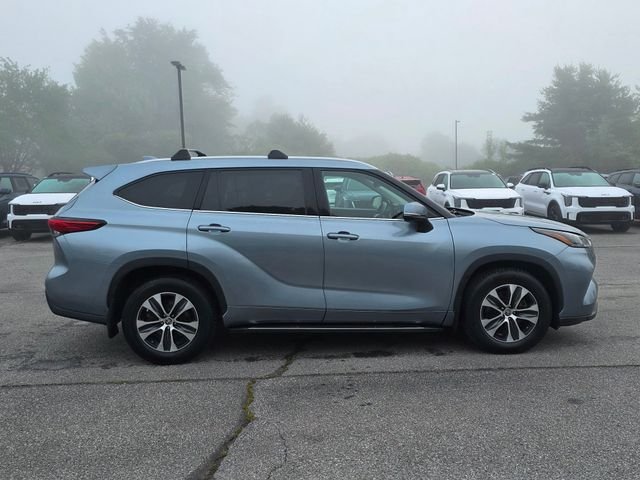 Used 2022 Moon Dust Toyota XLE image 9