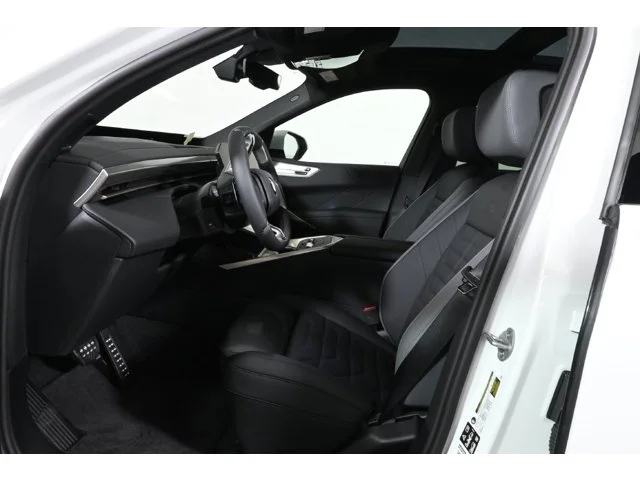 New 2027 Mineral White Metallic BMW 40 xDrive image 3