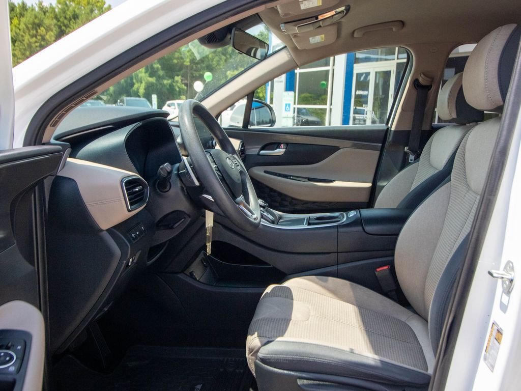 Used 2023 White Hyundai SE image 7