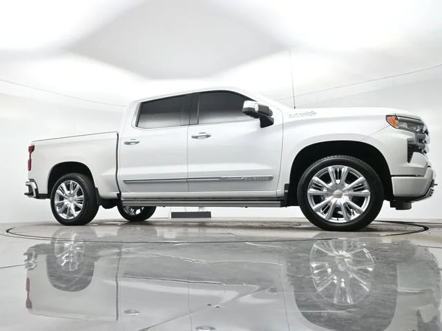 Used 2025 Iridescent Pearl Tricoat Chevrolet High Country image 29
