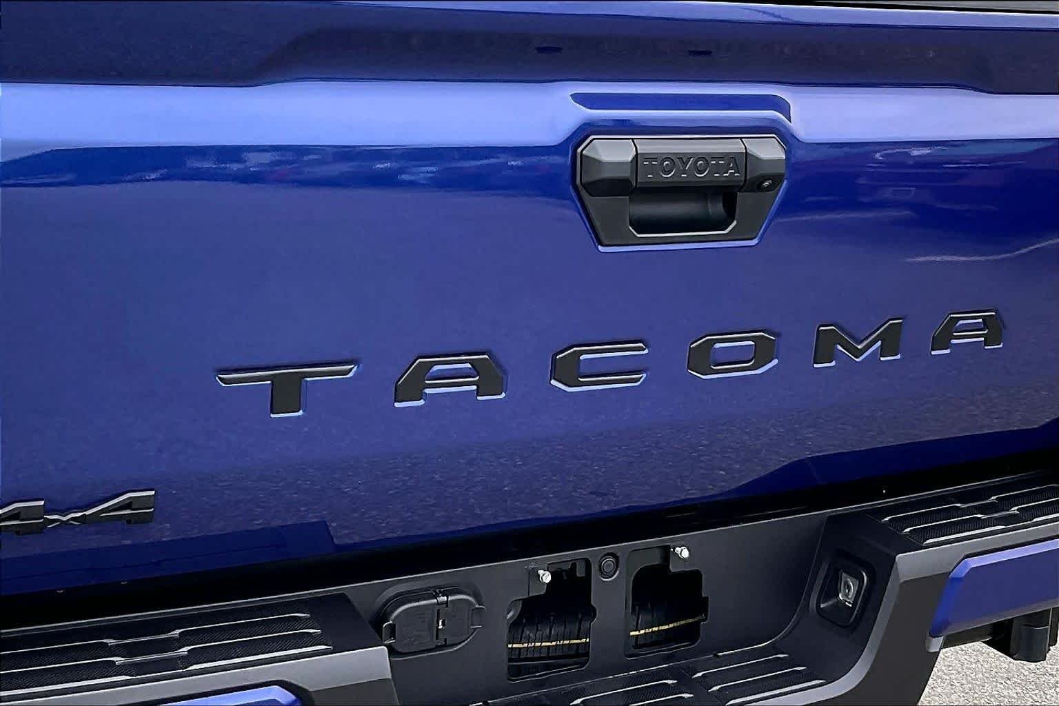 Used 2025 Blue Crush Metallic Toyota SR5 image 9