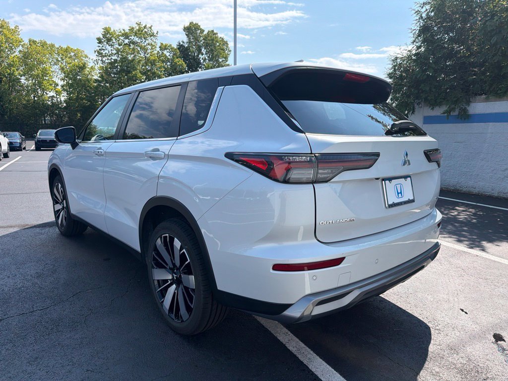 Used 2025  Mitsubishi SE image 3