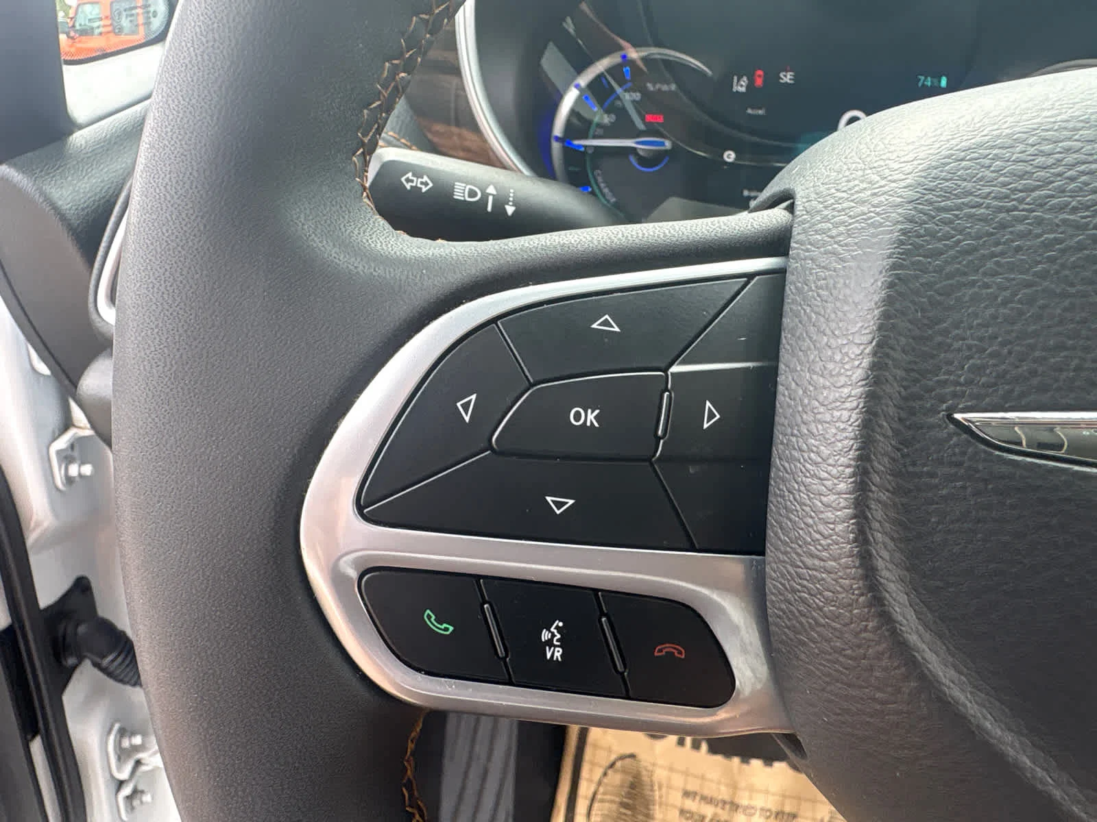 Used 2022 Bright White Clearcoat Chrysler Hybrid Pinnacle image 25