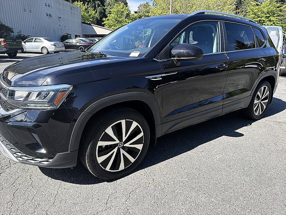 Used 2022 Black Volkswagen SE image 6