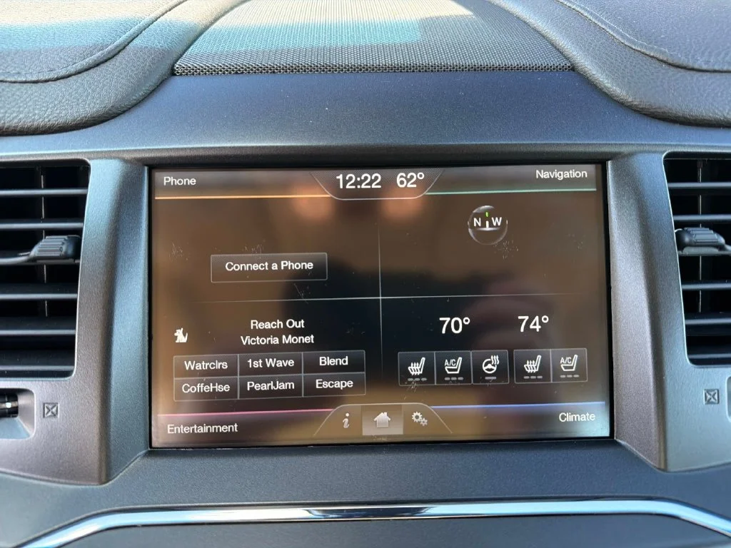 Used 2015 Silver Lincoln Base image 24