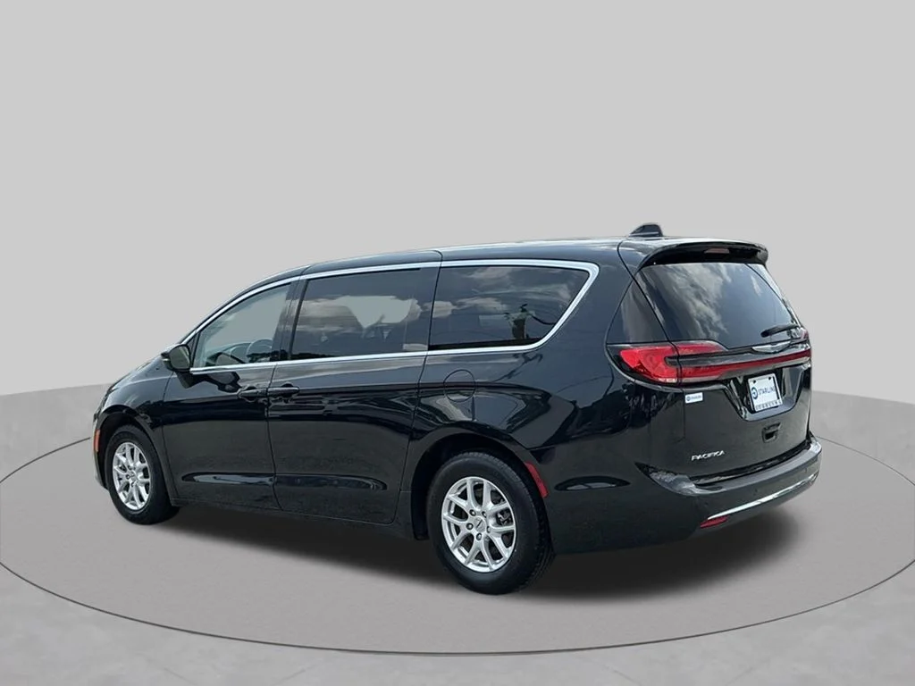Used 2023 Black Chrysler Touring L image 6