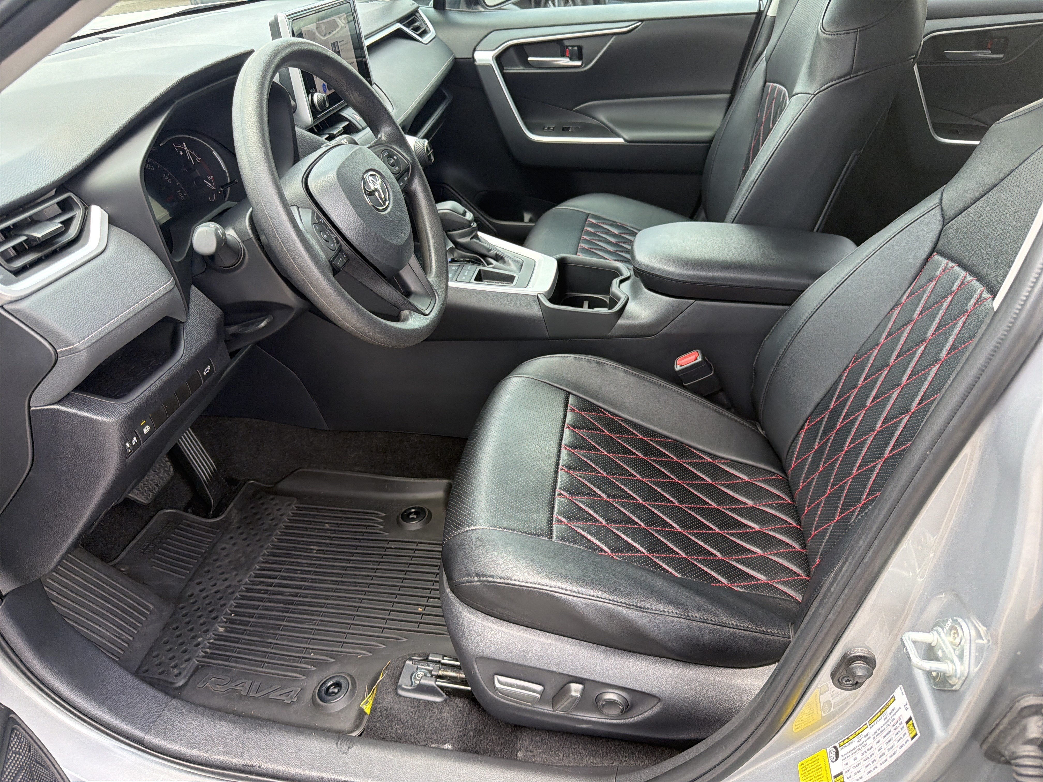 2024 Toyota Venza LE - Photo 19