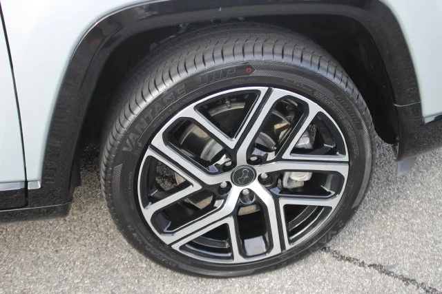 Used 2025 Silver Jeep Limited image 36