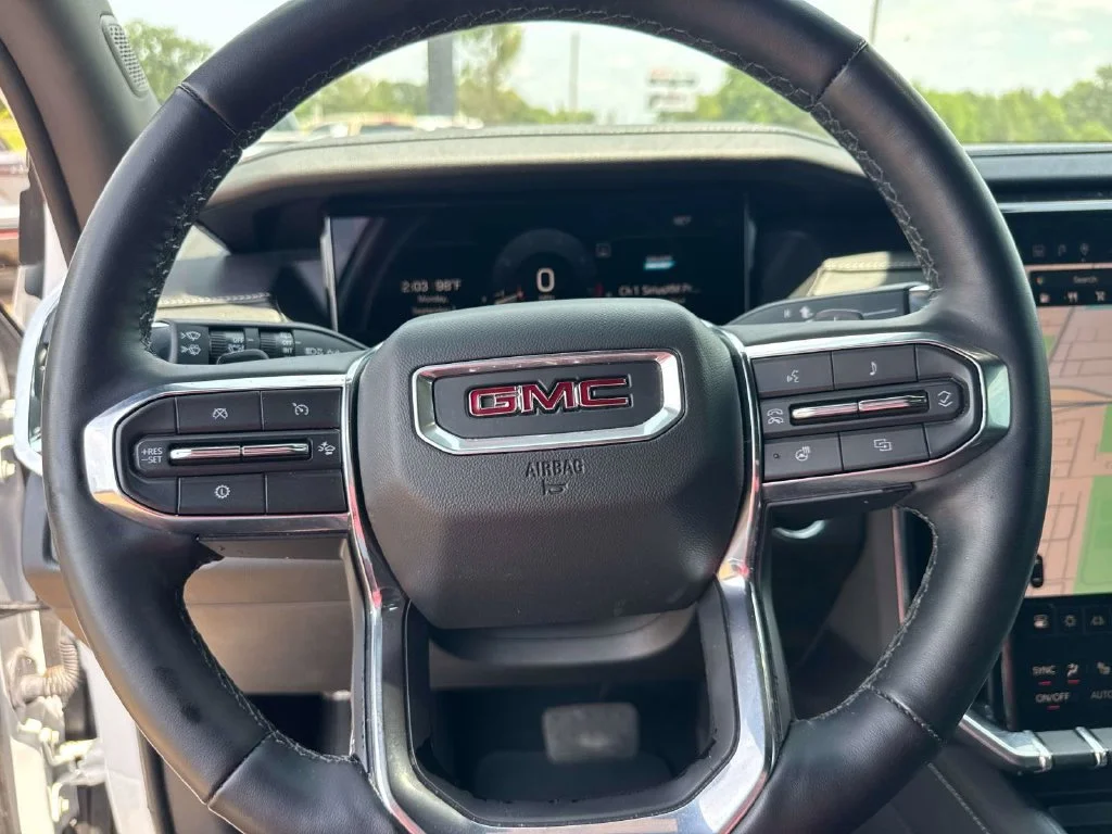 Used 2025 White GMC Elevation image 30