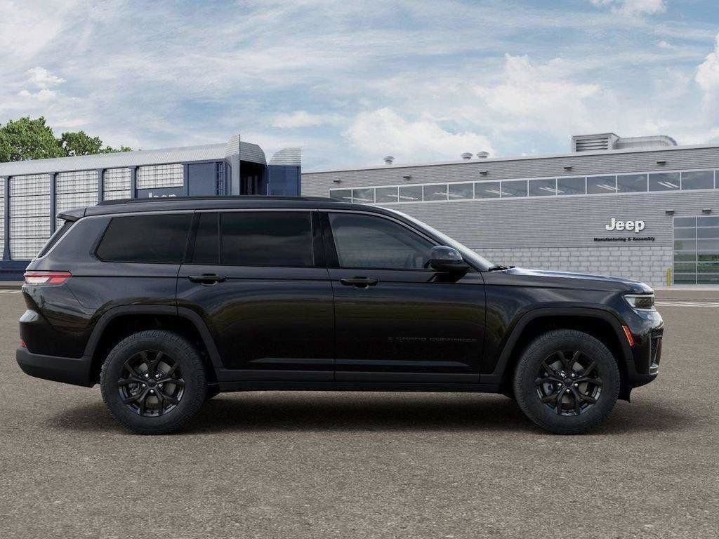 New 2026 Diamond Black Crystal Pearl-Coat Exterior Paint Jeep Altitude image 33