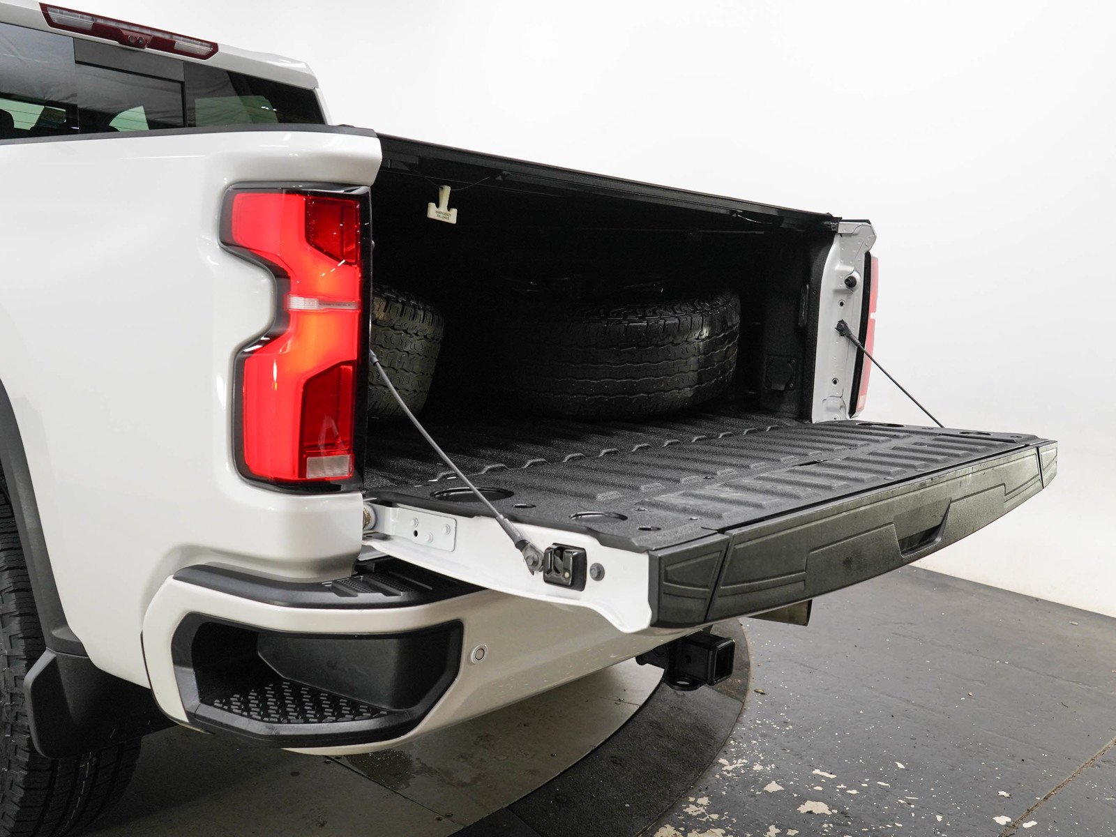 Used 2025 Iridescent Pearl Tricoat Chevrolet High Country image 9