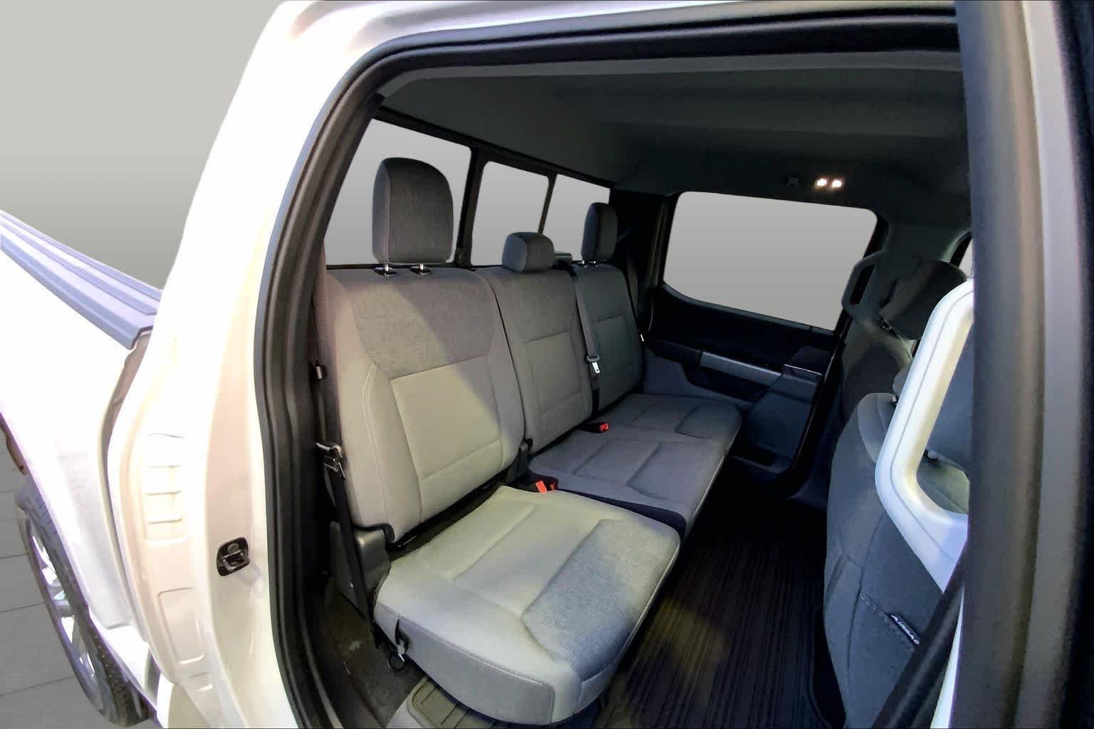 Used 2024 Avalanche Gray Ford XLT image 17