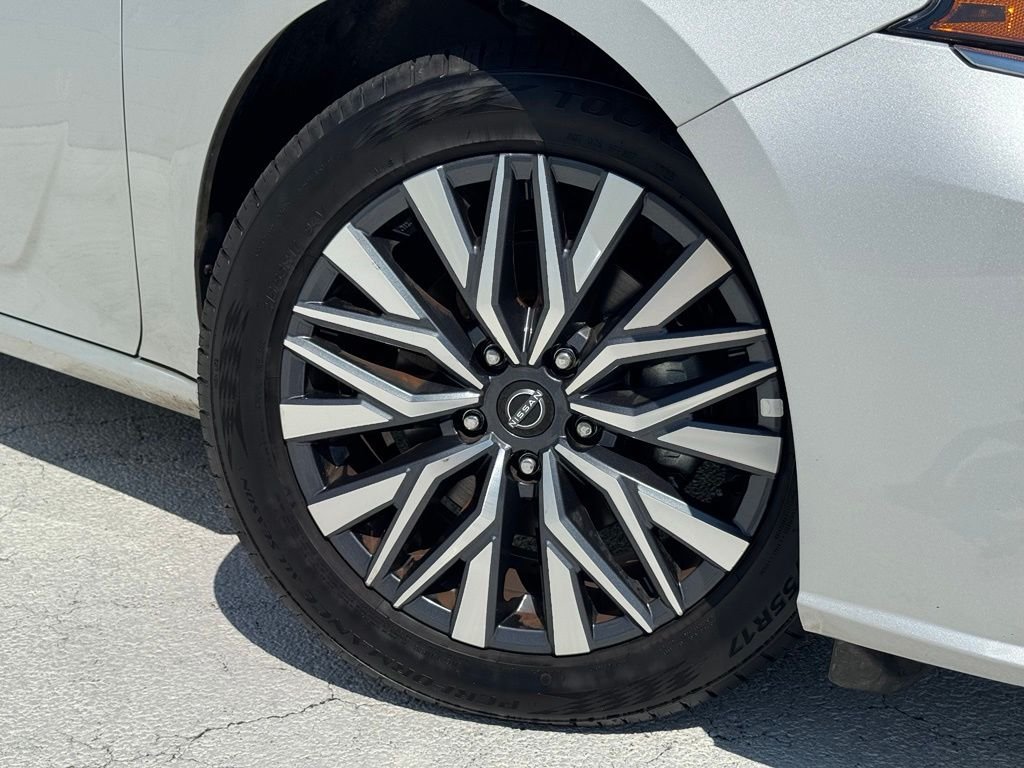 Used 2025 Silver Nissan 2.5 SV image 5