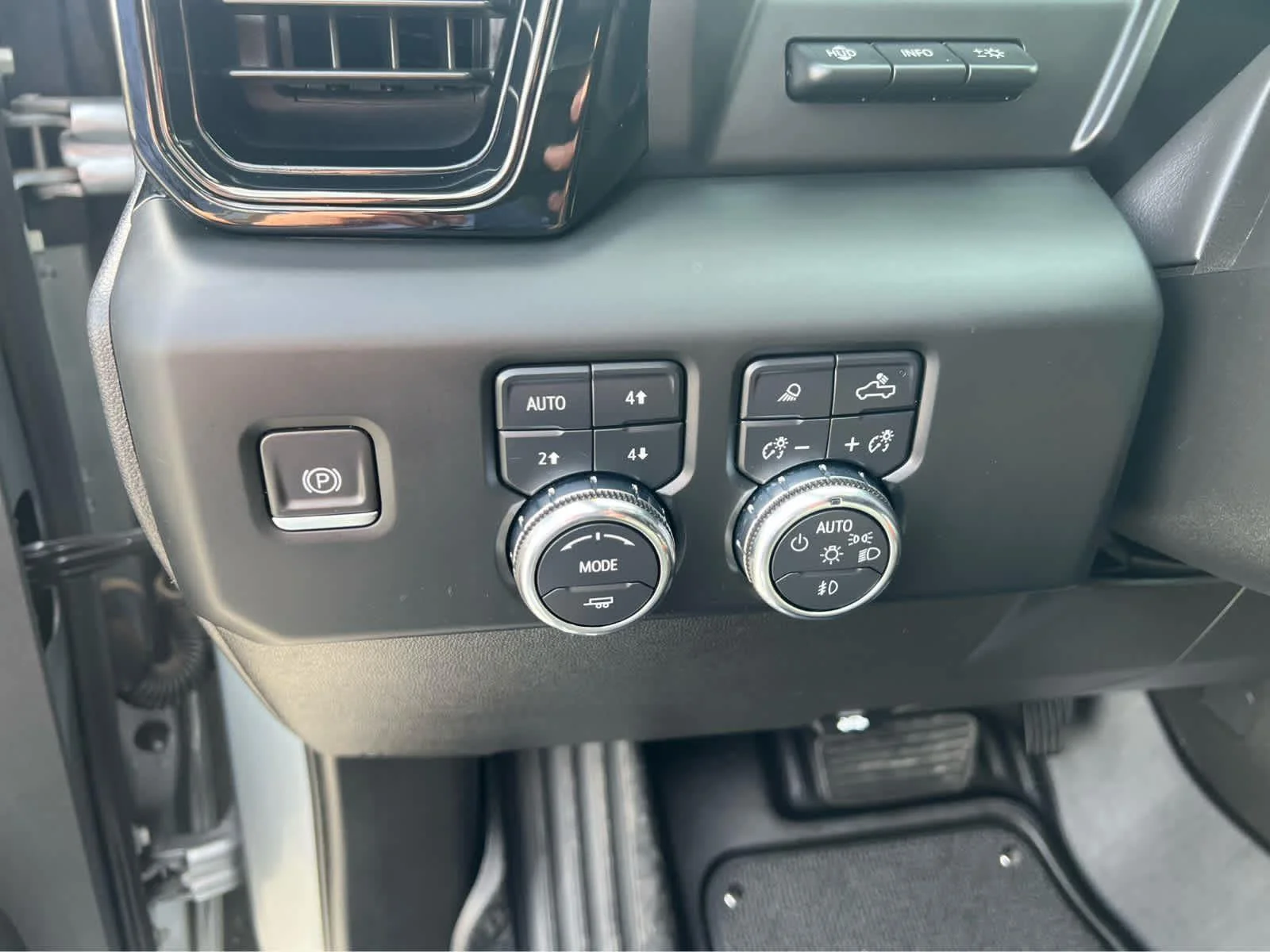 Used 2023 Sterling Metallic GMC AT4 image 18