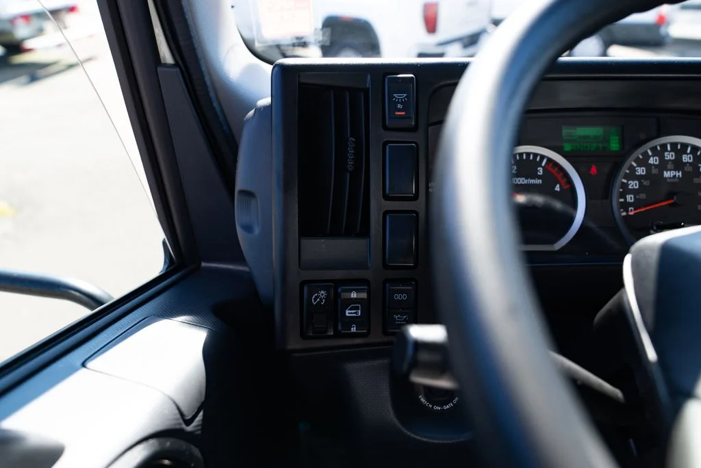 Used 2023  Isuzu  image 12