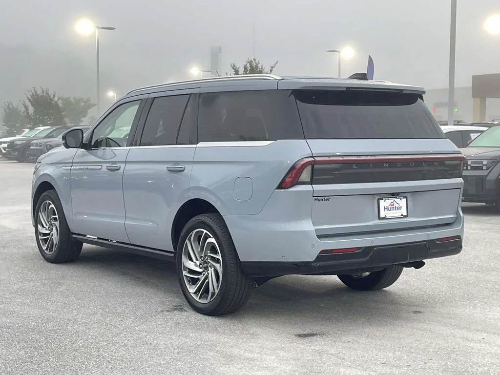 Used 2025 Gray Mist Metallic Tri-Coat Lincoln Reserve image 29