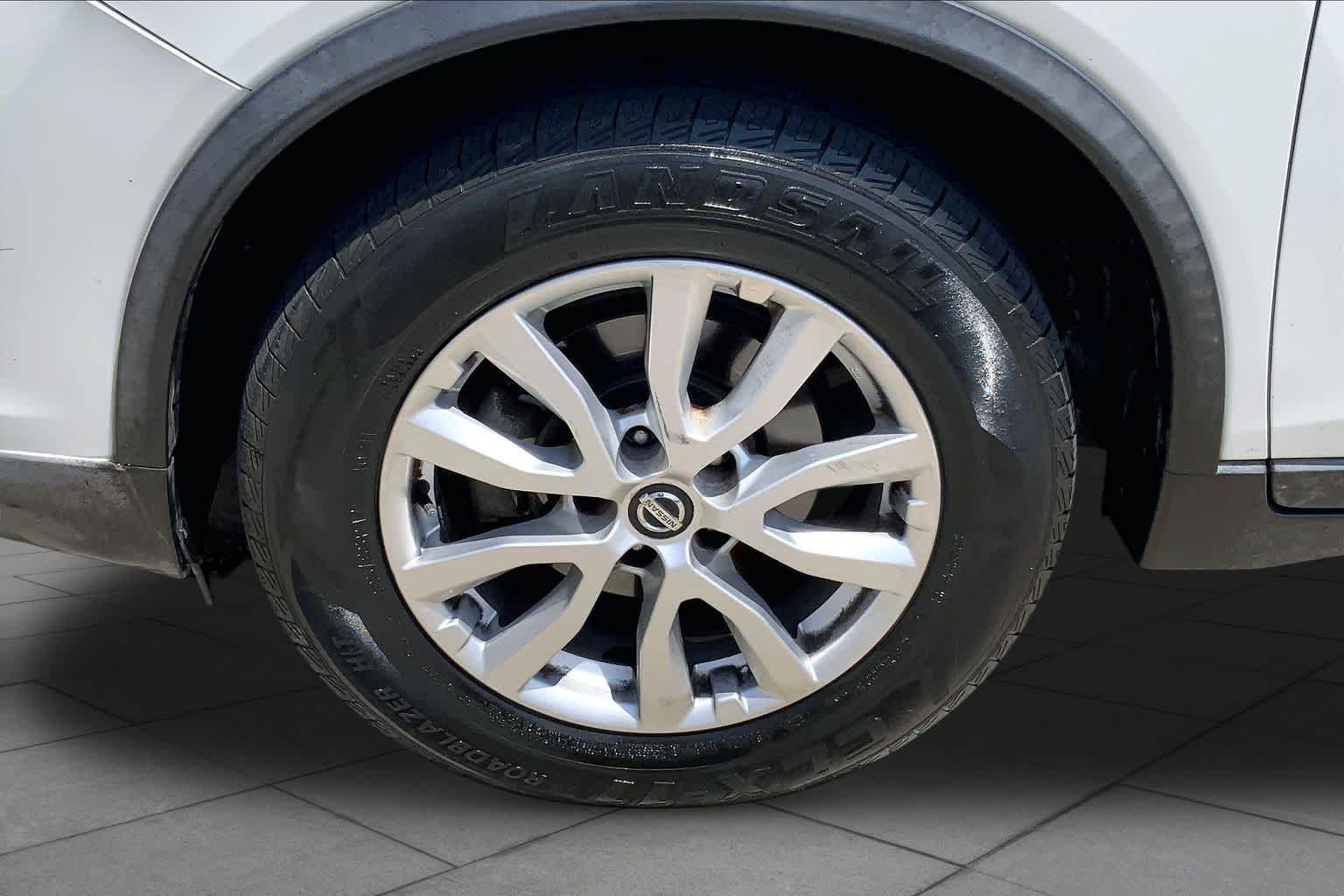 Used 2017 Glacier White Nissan SV image 9