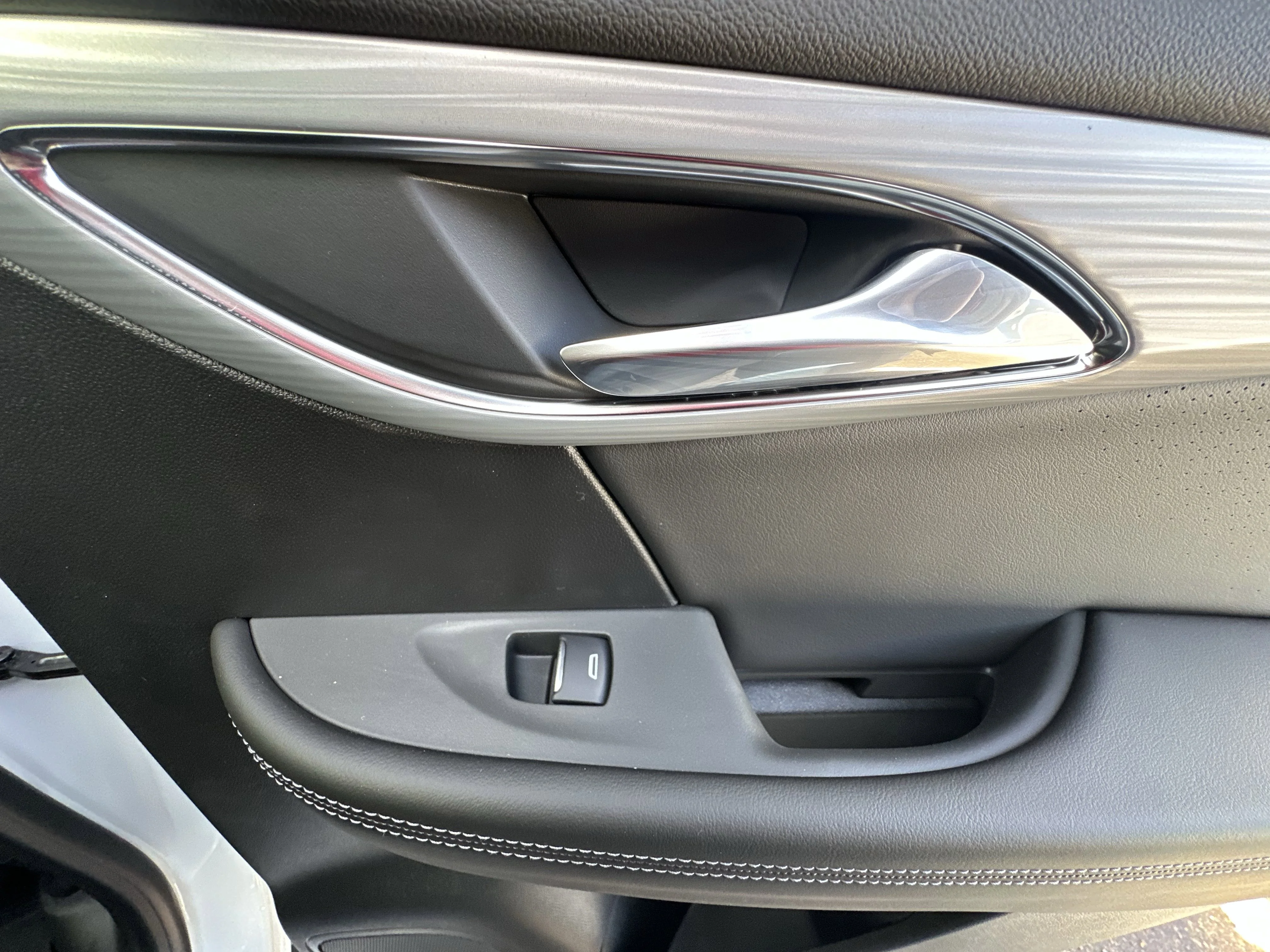 New 2026 Iridescent White Tricoat Buick Avenir image 21