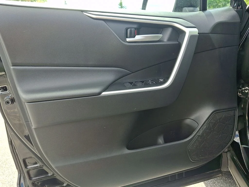 2025 Toyota RAV4 XLE - Photo 12