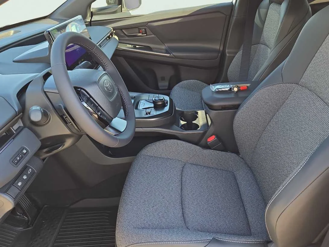 New 2026 Wind Chill Pearl Toyota XLE image 9