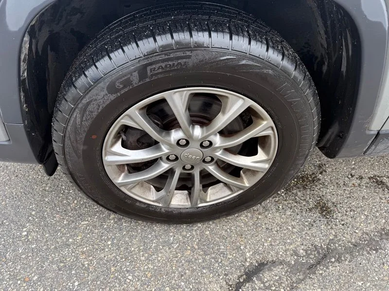Used 2019 Gray Jeep Latitude Plus image 17