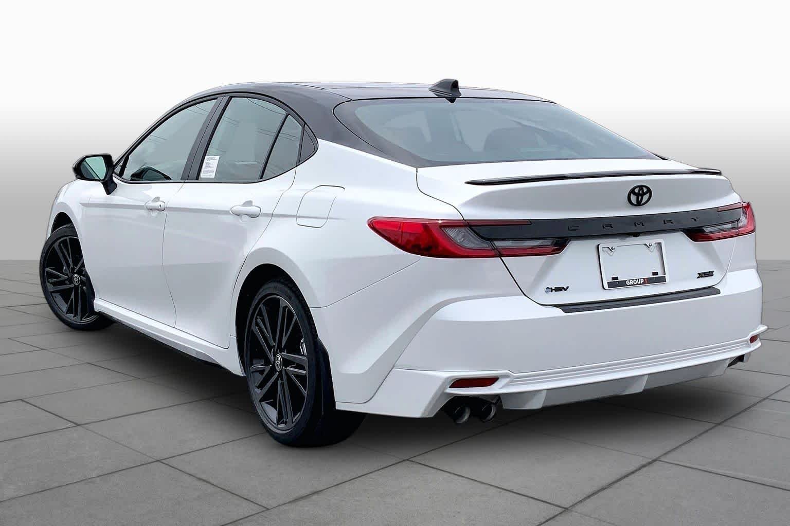 New 2026 Wind Chill Pearl with Midnight Black Metallic roof Toyota XSE image 12