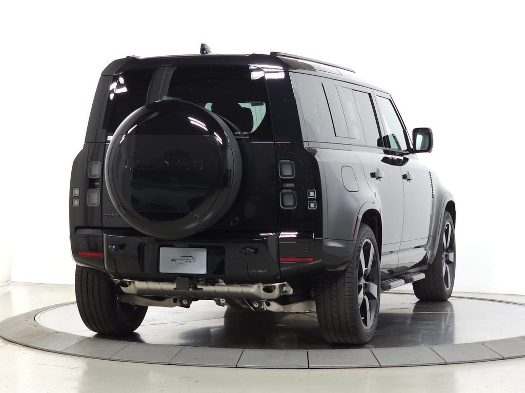 New 2026 Santorini Black Land Rover X-Dynamic SE image 5