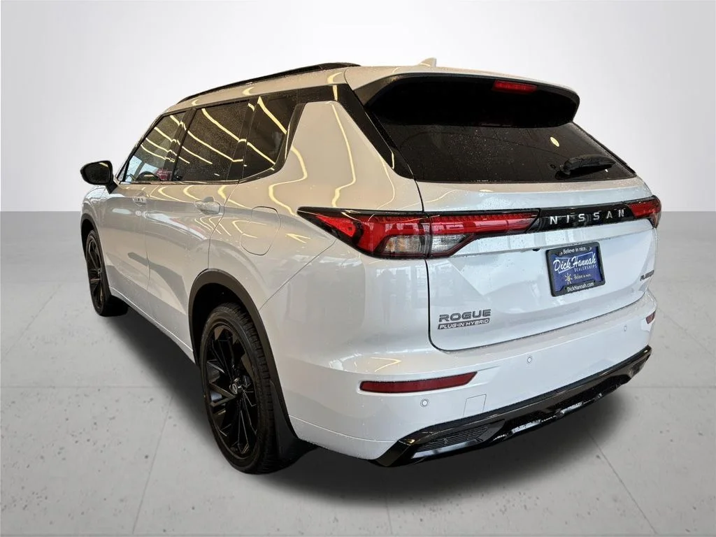 New 2026 White Nissan Platinum image 10