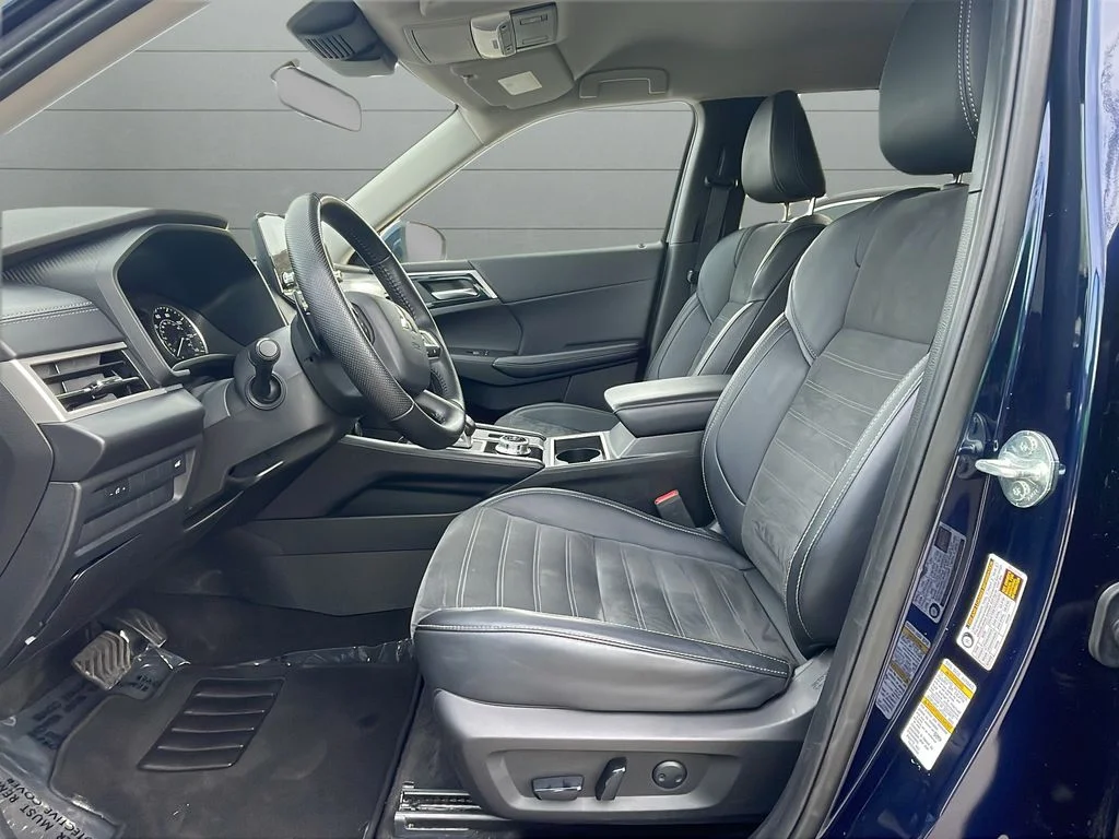 Used 2024 Blue Mitsubishi SE image 10