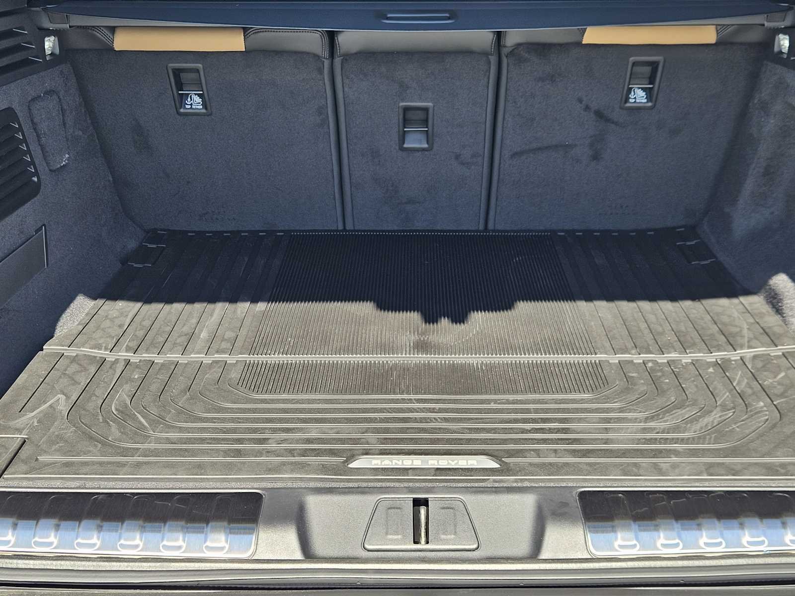 New 2027 Santorini Black LAND ROVER Dynamic SE P400 image 31