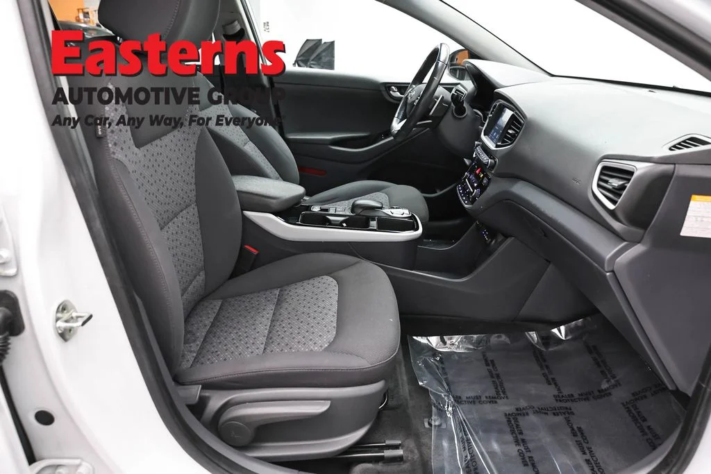 Used 2019 White Hyundai Base image 24