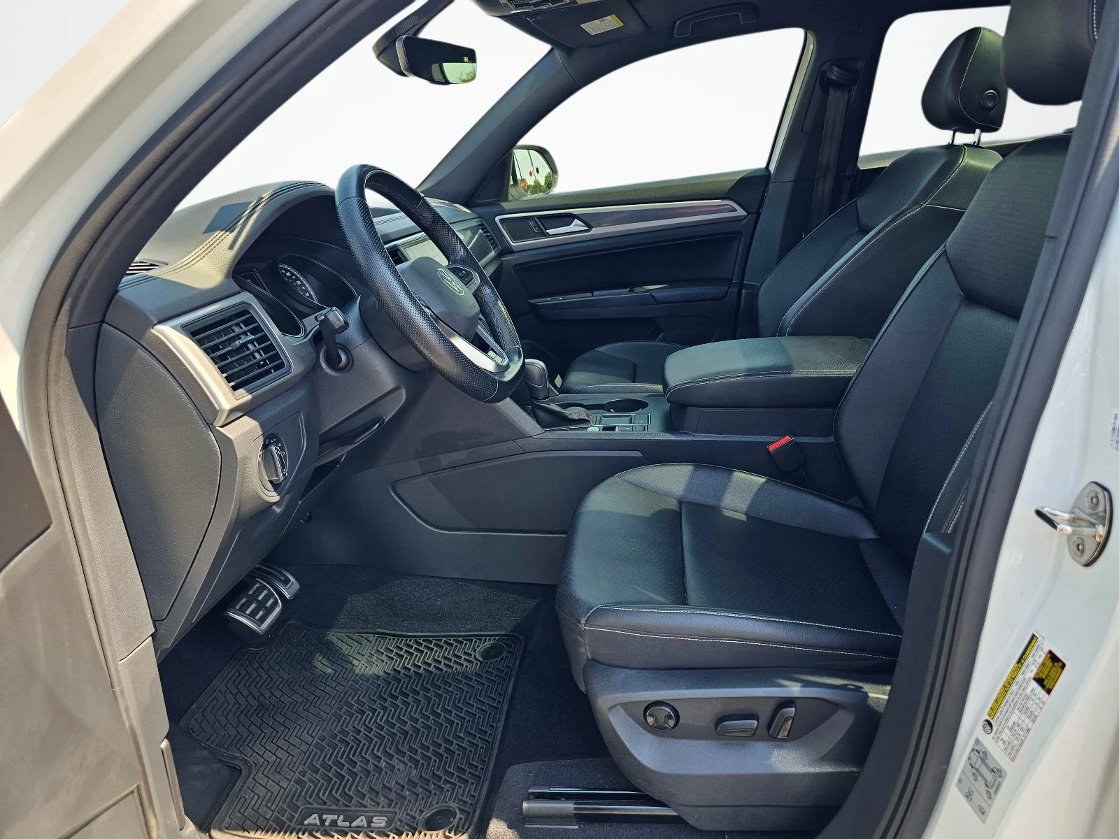 Used 2020  Volkswagen 3.6L V6 SE w/Technology R-Line image 17
