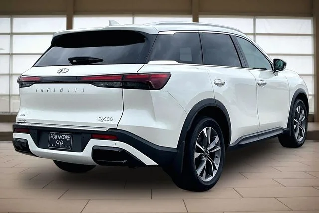 Used 2023 White INFINITI LUXE image 2
